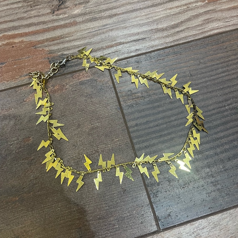 Lightning bolt choker